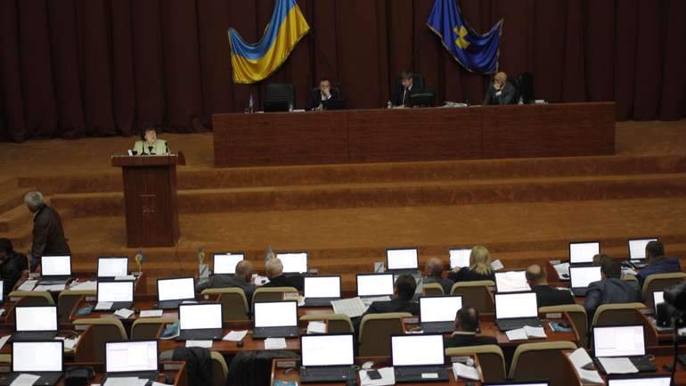 Депутати Полтавської облради передали повноваження братству білих екранів