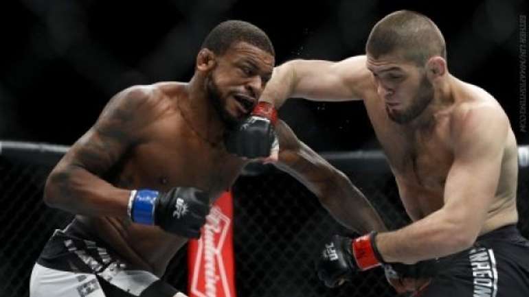 Російський боєць Нурмагомедов переміг американця Джонсона на турнірі UFC 
