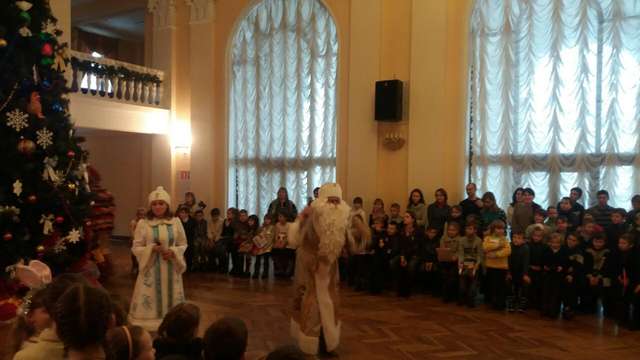 Діти запалили головну ялинку в Полтаві_3