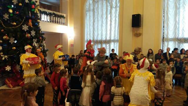 Діти запалили головну ялинку в Полтаві_5