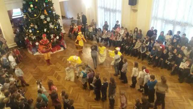 Діти запалили головну ялинку в Полтаві_9