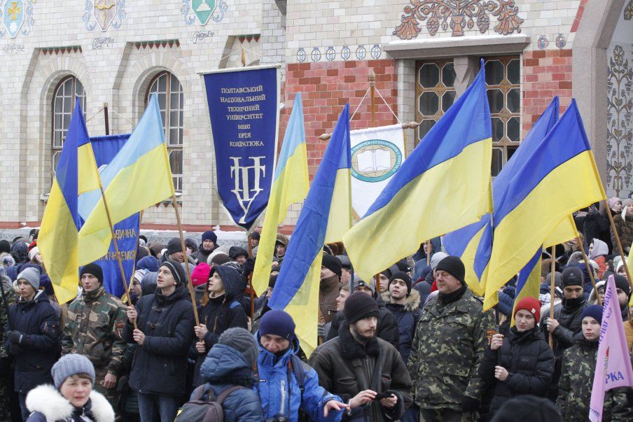 Полтавці відзначили День Соборності покладанням квітів Шевченку _1