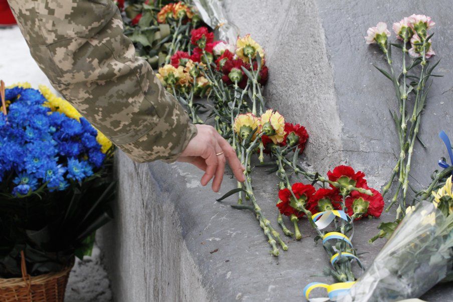 Полтавці відзначили День Соборності покладанням квітів Шевченку _13