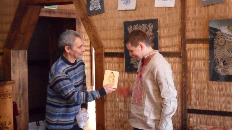 «Дерево життя» з витинанок показали полтавцям_1