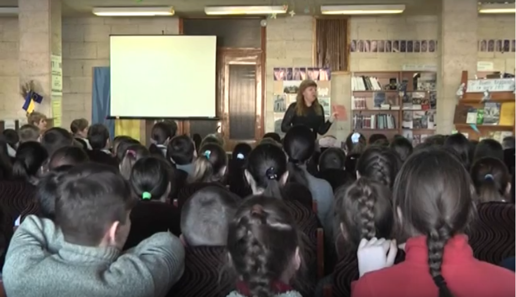 Полтавські актори влаштували «Божевільне чаювання» на честь Льюїса Керолла_1