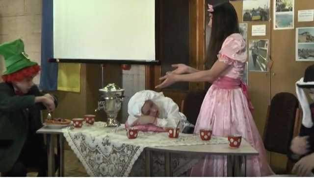 Полтавські актори влаштували «Божевільне чаювання» на честь Льюїса Керолла_4