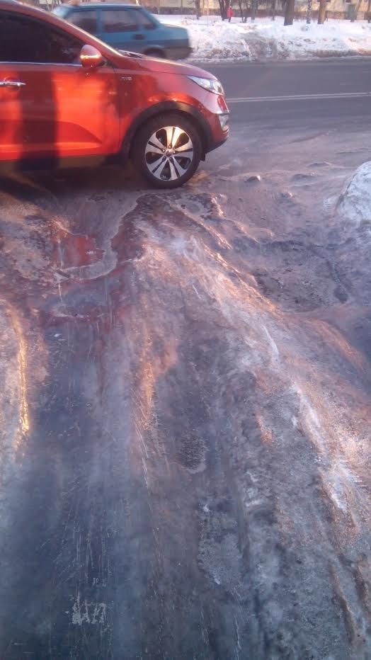 Батьки учнів Полтавської гімназії №31 обурені відсутністю роздягальні й ковзанкою у дворі_1