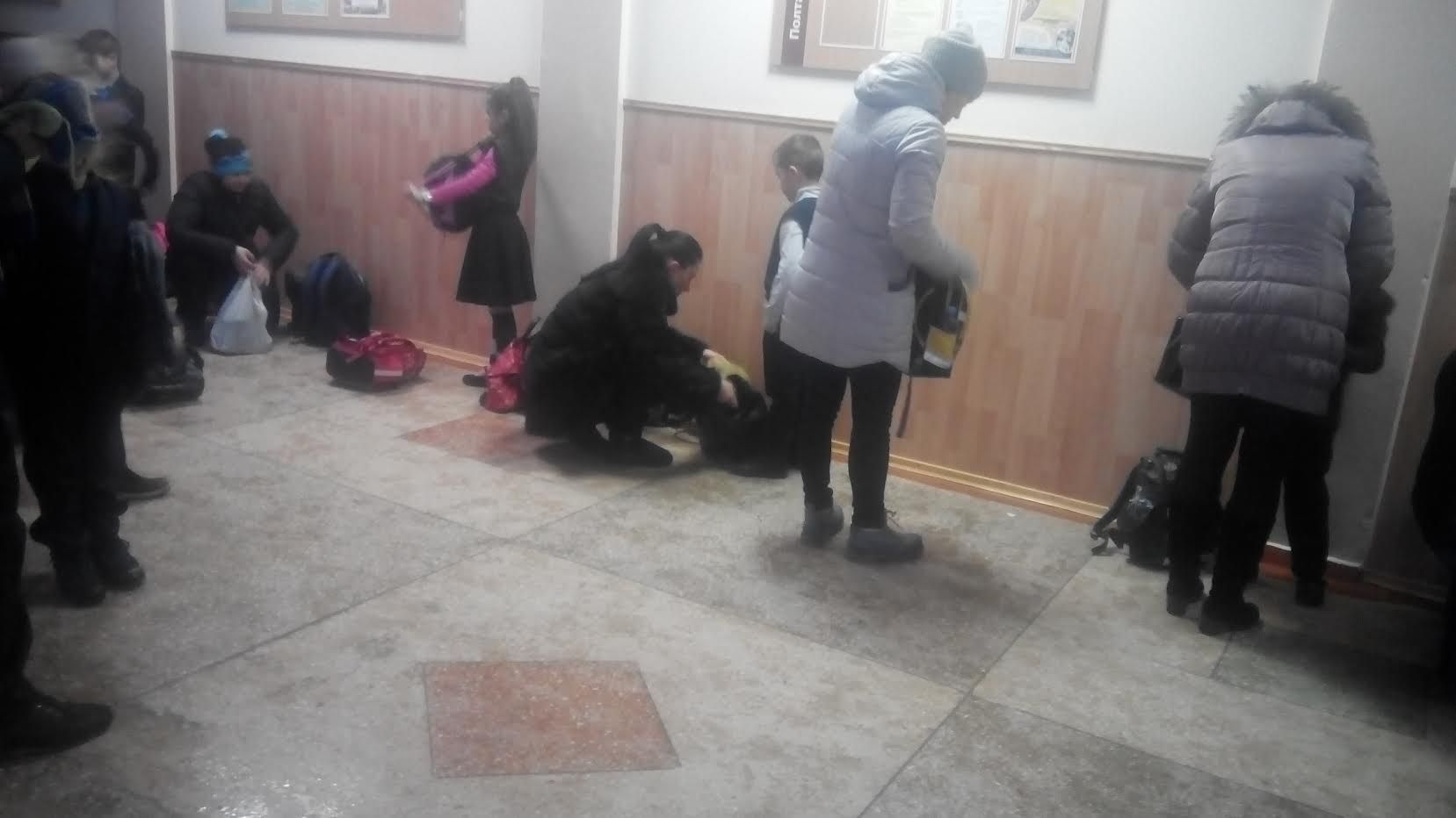 Батьки учнів Полтавської гімназії №31 обурені відсутністю роздягальні й ковзанкою у дворі_5