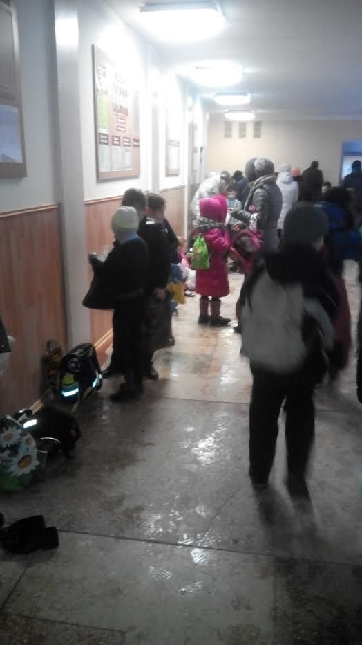 Батьки учнів Полтавської гімназії №31 обурені відсутністю роздягальні й ковзанкою у дворі_9