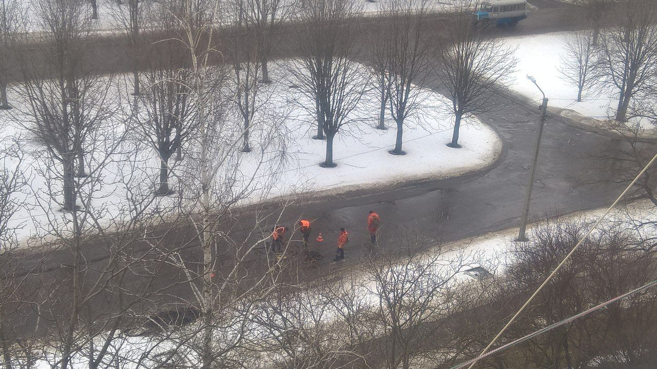 Полтавські ремонтники традиційно кладуть асфальт у калюжі_1