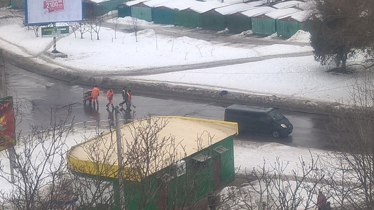 Полтавські ремонтники традиційно кладуть асфальт у калюжі_3