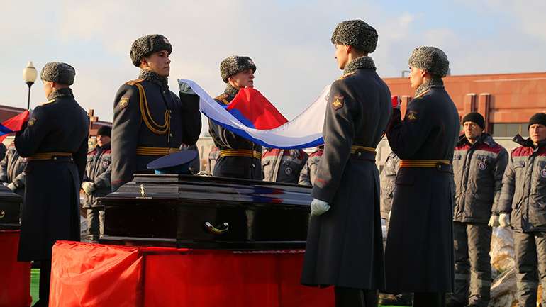 Росія на 25 млн закупила прапорів для поховань військових 