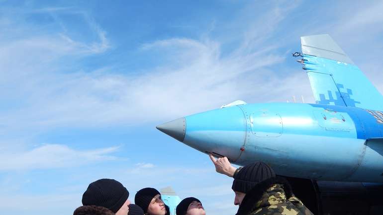 Миргородські льотчики-винищувачі навчають харківських курсантів 