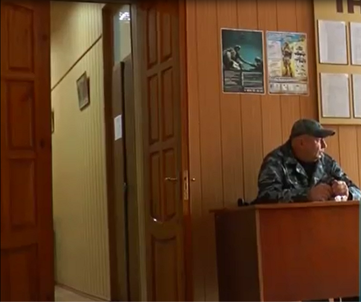 Як мер Карлівки за охороною ховається _3