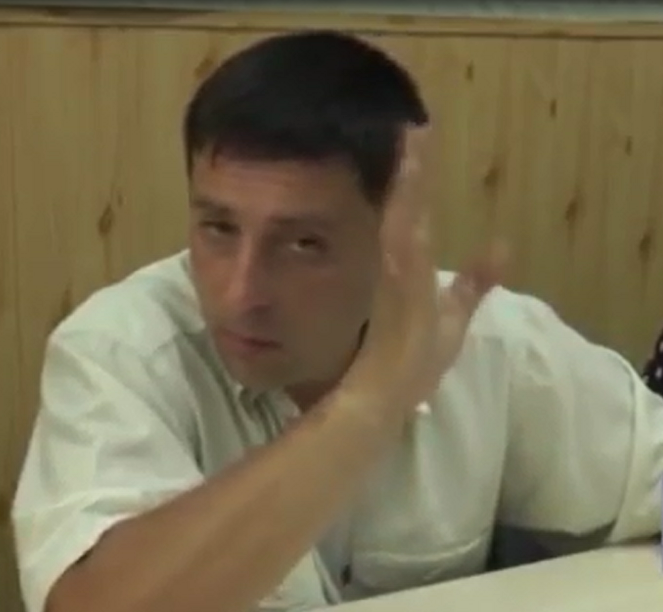 Як мер Карлівки за охороною ховається _5
