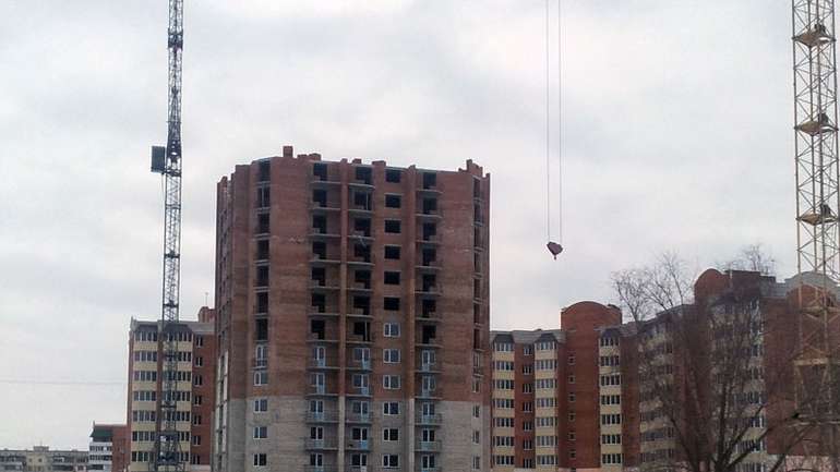  Депутати міськради погодили будівництво 10-поверхівки на місці парковки на Леваді