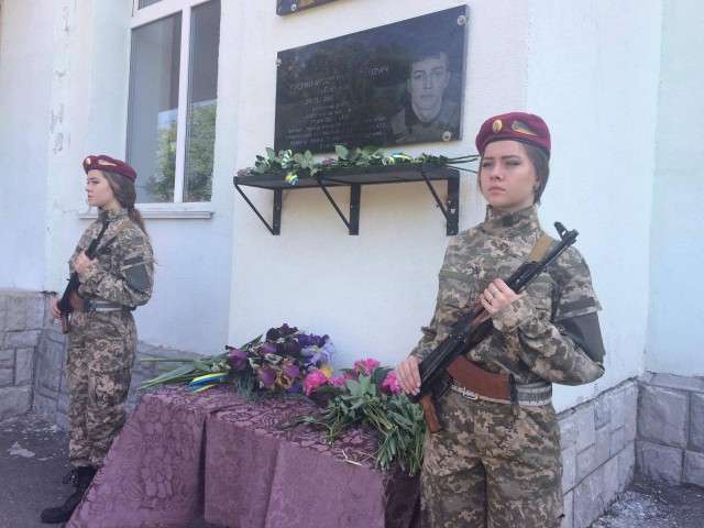 Ще одному загиблому полтавському воїну відкрили меморіальну дошку_1