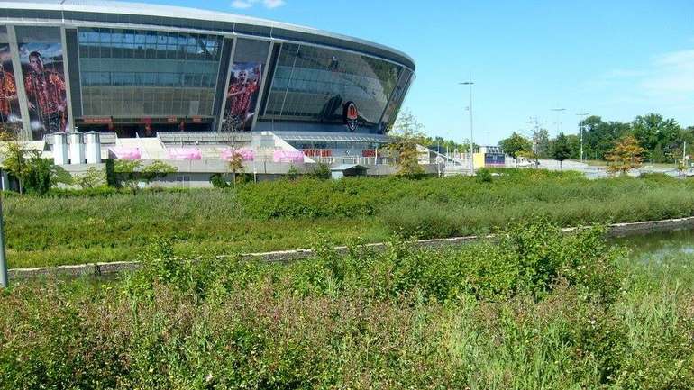 Бур'ян по коліно: у мережу виклали фото занедбаної «Донбас Арени»