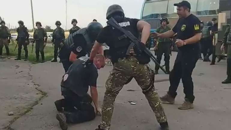 Жителі Бережинок виганяють поліцію і вимагають відставки начальника поліції Кіровоградщини
