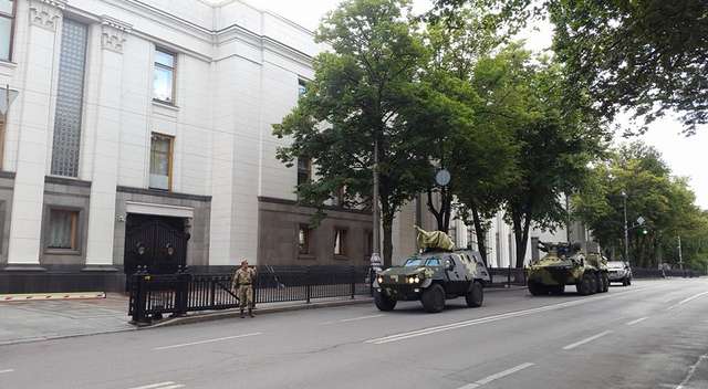Під Верховну Раду стягнули військову бронетехніку _1