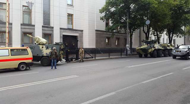 Під Верховну Раду стягнули військову бронетехніку _3