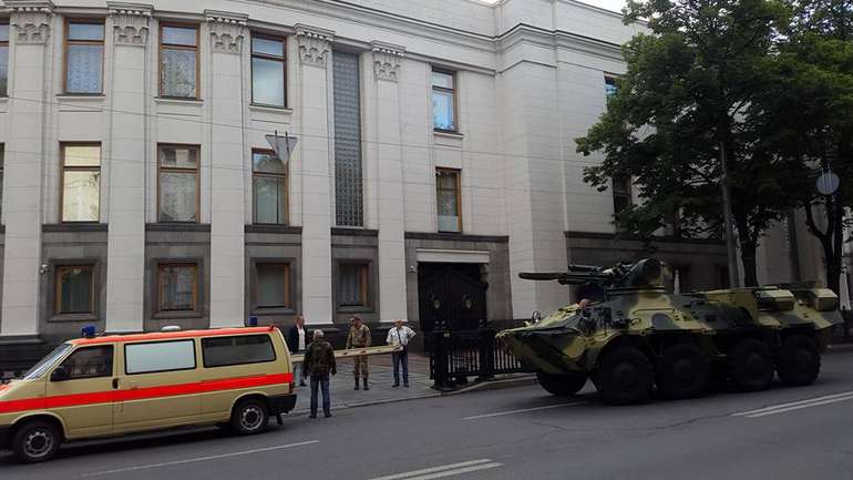 Під Верховну Раду стягнули військову бронетехніку 