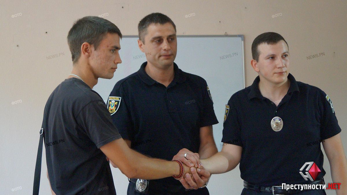 «Пробач. Не втримав рівновагу» – патрульний вибачився перед потерпілим, якому наступив на голову_1