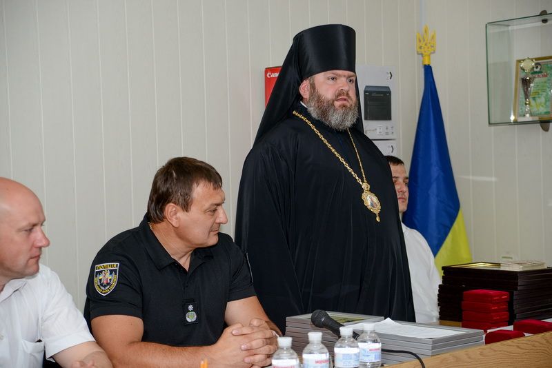 Вистава почалася: попи і поліцейські разом на віки віків _1