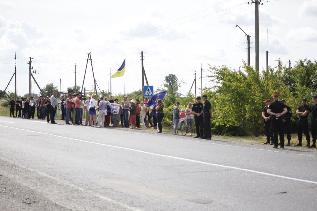 Обурені будівництвом ГЗК мешканці Єристівки перекрили трасу Полтава-Кременчук