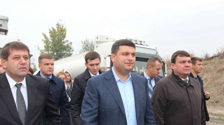Гройсман сьогодні інспектує дороги біля села, де ударно розкрадається ґрунт