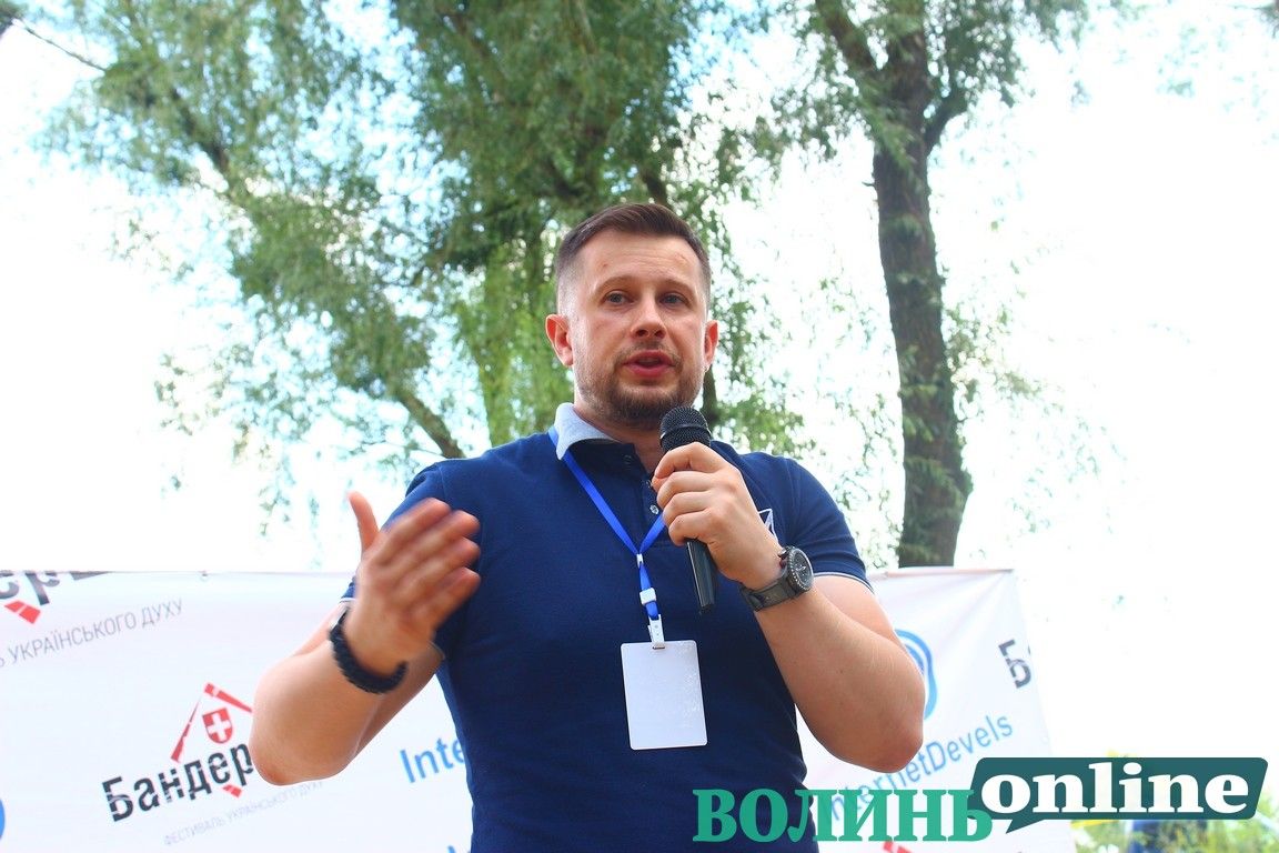 Нардеп до відвідувача «Бандерштату»: «Ви ніхто, бо ви не азовець»_1