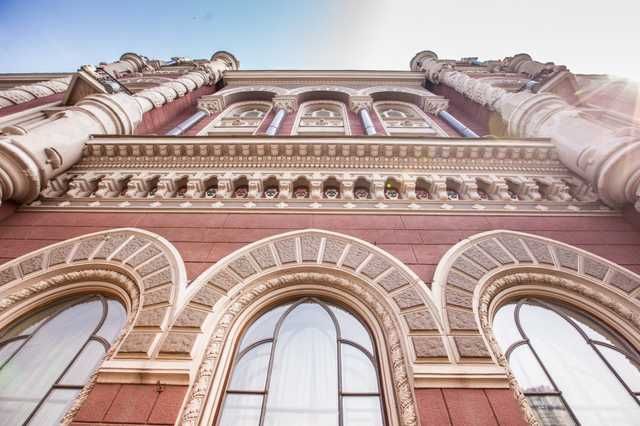 Суд вернул работу скандальной экс-сотруднице НБУ, которая помогла нардепу вывести $40 млн_1