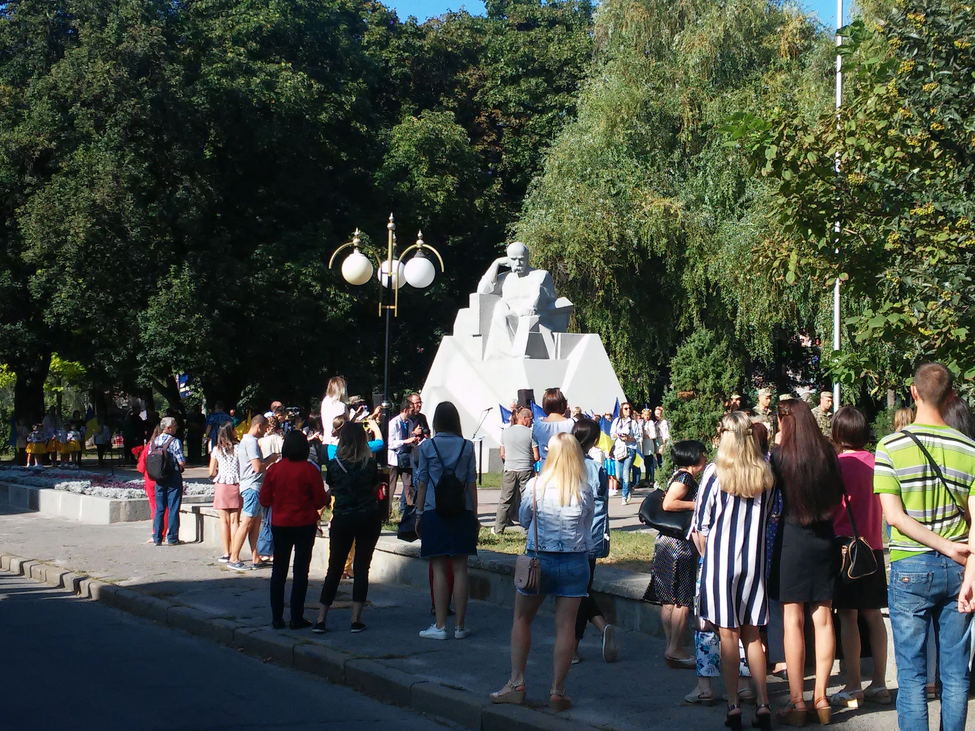 День Прапора у Полтаві: діти, квіти й кілька сотень стягів_1