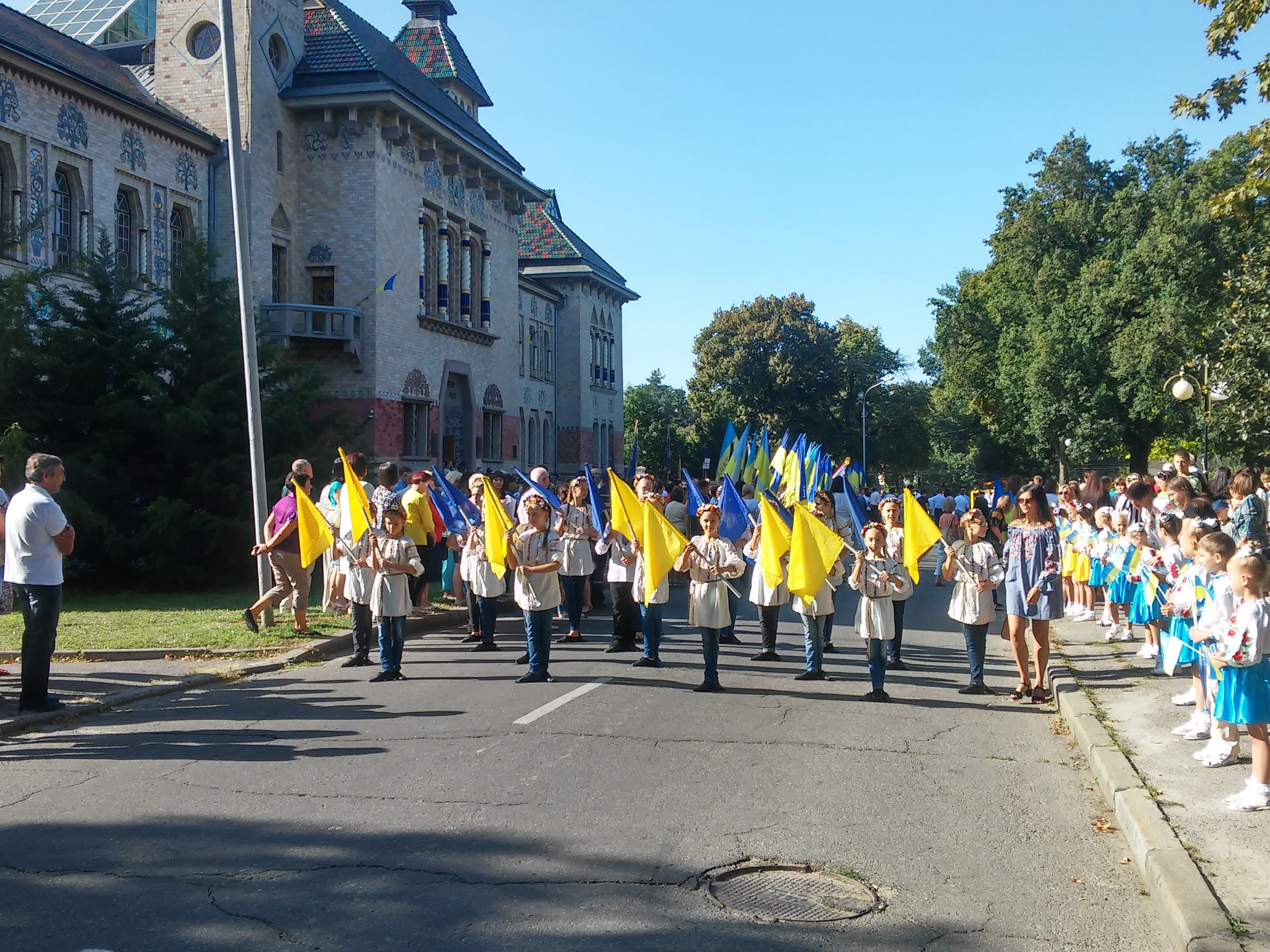 День Прапора у Полтаві: діти, квіти й кілька сотень стягів_3