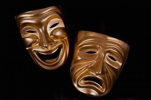 Репортажі з-за Кобищанських парканів: придивіться – на Комаровському антична дволика машкара_1