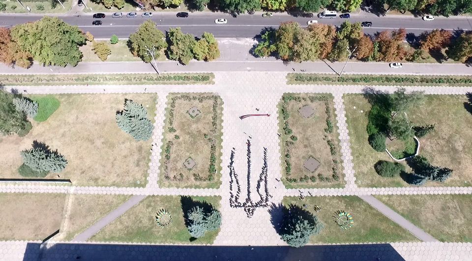 Полтавці утворили живий тризуб_1