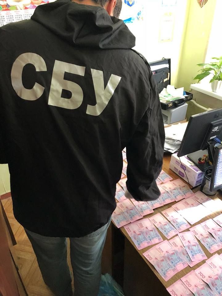 Співробітника одного із міських відділів Державної виконавчої служби  Полтавщини спіймали на хабарі_1