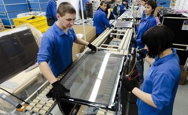 Скільки грошей могли б приносити Україні українці, які виїхали на заробітки? Ми порахували_1