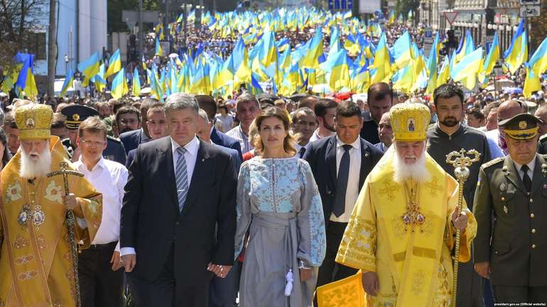 Репортажі з-за Кобищанських парканів: приміряємо на бога вишиванку