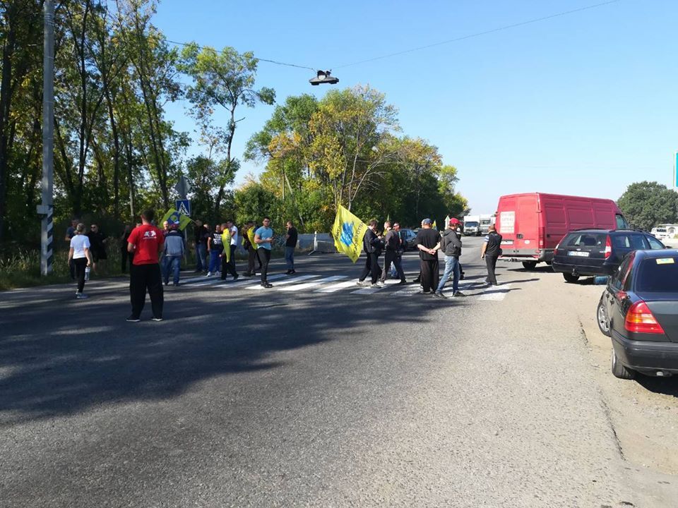 Під Полтавою на дорозі державного значення мітингувальники вимагають відремонтувати шляхи_1