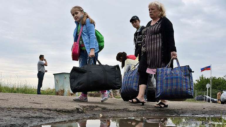 Путін виділив гроші, щоб повернути біженців назад на Донбас