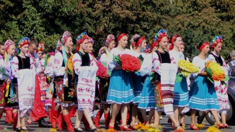 Полтавою пройшов традиційний парад вишиванок