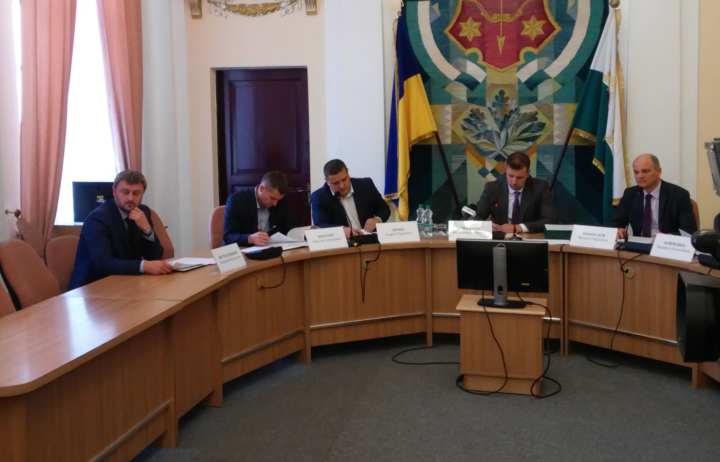 Міськвиконком виділив 9,4 мільйона на премії для поштарів та вчителів