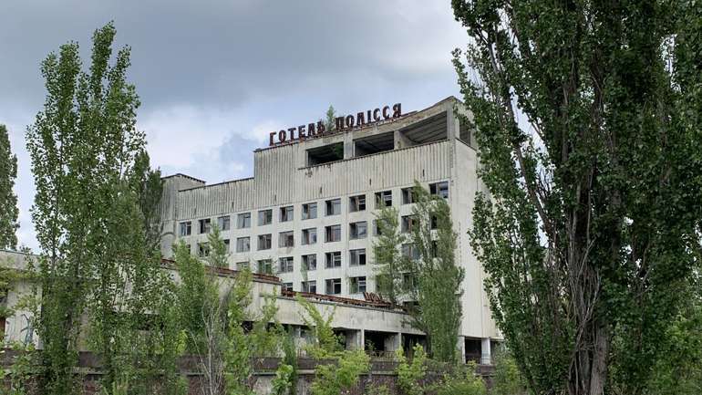 Поблизу Чорнобиля виросли гігантські квіти (фото)