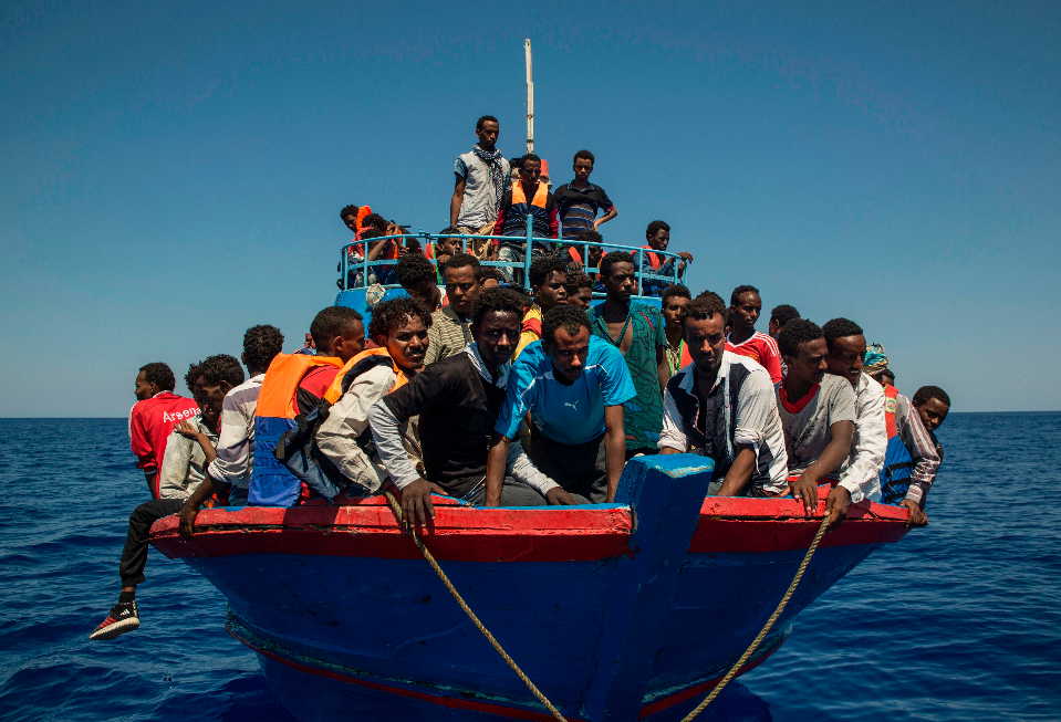 Нам уже досить: попри міжнародний тиск Італія забороняє заходити в порт кораблям із мігрантами_3