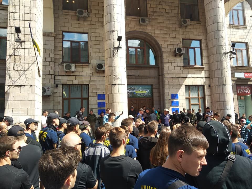 «NewsOne» не місце в Україні! В Києві проходять акція протесту та засідання Нацради з питань телебачення і радіомовлення (фото)_1