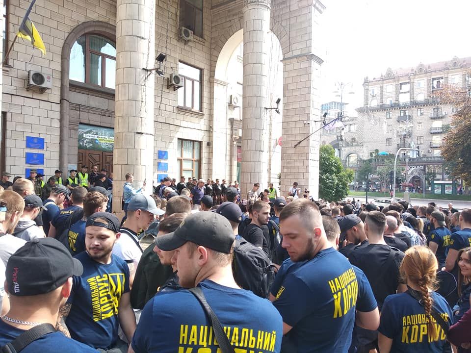 «NewsOne» не місце в Україні! В Києві проходять акція протесту та засідання Нацради з питань телебачення і радіомовлення (фото)_3