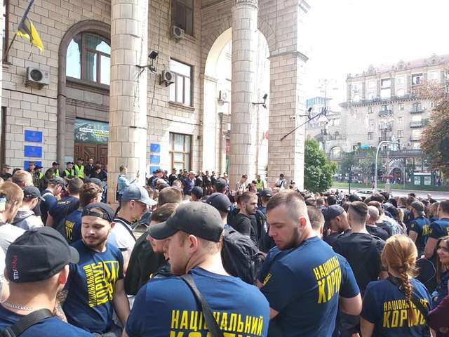 «NewsOne» не місце в Україні! В Києві проходять акція протесту та засідання Нацради з питань телебачення і радіомовлення (фото)_3