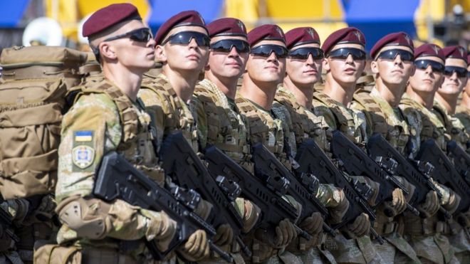 «Військовий парад проводиться не 