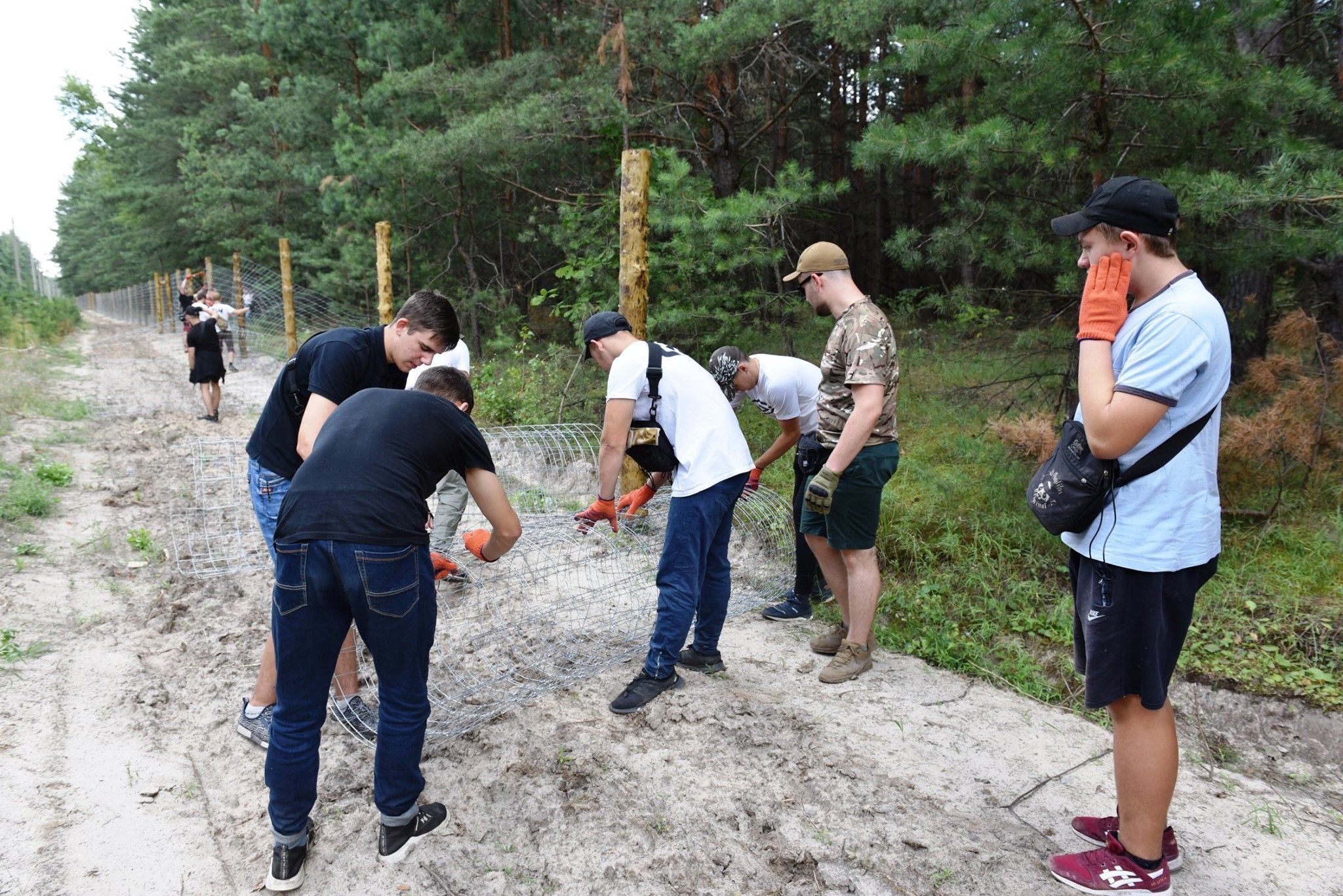 Привіз гастролерів, зрізав паркан і влаштував пиятику: як пройшов день кандидата Бублика_3